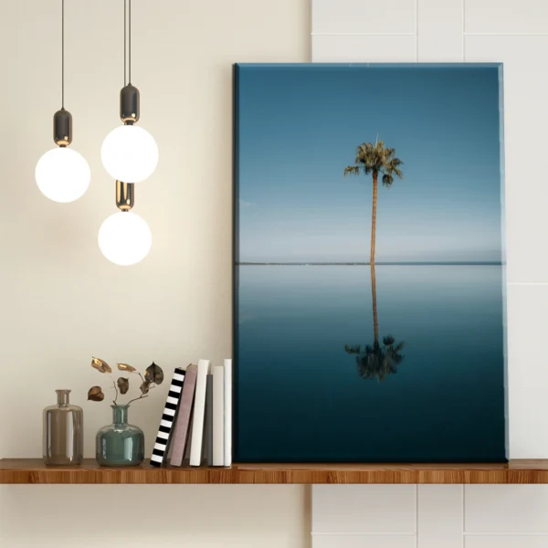 Palmera Solitaria en Reflejo - Imagen Galería 1